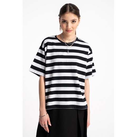 Luźny t-shirt w biało czarne pasy, kolor - biały, rozmiar - 140 ze sklepu REPORTER w kategorii Bluzki dziewczęce - zdjęcie 179330857