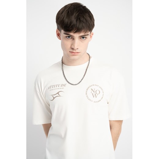 Kremowym t-shirt w stylu collage z grafiką na wysokości piersi, rozmiar - 146, kolor - kremowy ze sklepu REPORTER w kategorii T-shirty chłopięce - zdjęcie 179330966