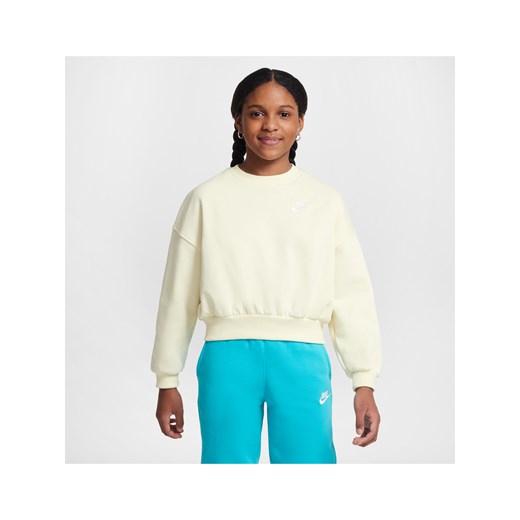 Dziewczęca bluza dresowa o pudełkowym kroju z półokrągłym dekoltem Nike Sportswear Club Fleece - Biel ze sklepu Nike poland w kategorii Bluzy damskie - zdjęcie 179332268