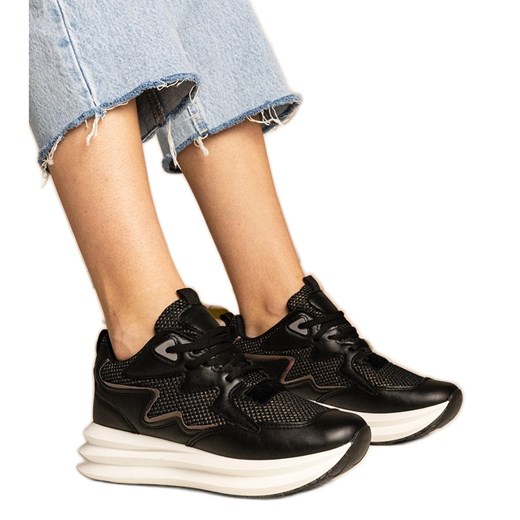 Czarne sneakersy z holograficznym elementem ze sklepu ButyModne.pl w kategorii Buty sportowe damskie - zdjęcie 179333626