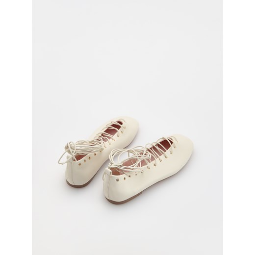 Balerinki Reserved beżowe płaskie bez zapięcia 