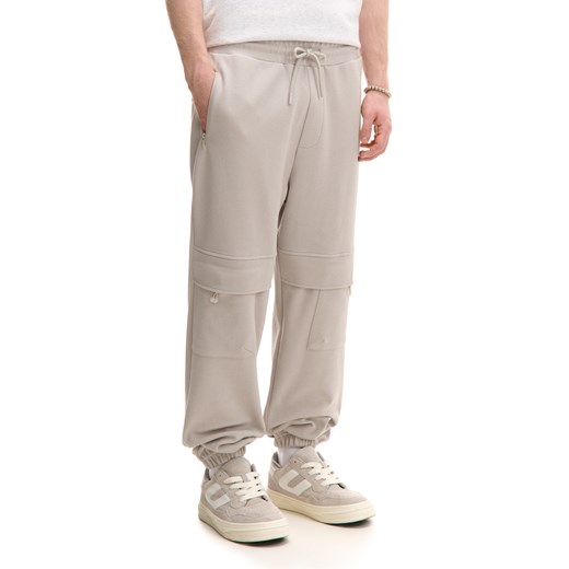 Cropp - Dresowe joggery z regulowanymi kieszeniami cargo - beżowy ze sklepu Cropp w kategorii Spodnie męskie - zdjęcie 179342199