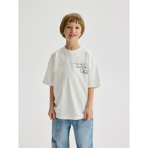 Reserved - Bawełniany t-shirt z nadrukiem - złamana biel ze sklepu Reserved w kategorii T-shirty chłopięce - zdjęcie 179347975