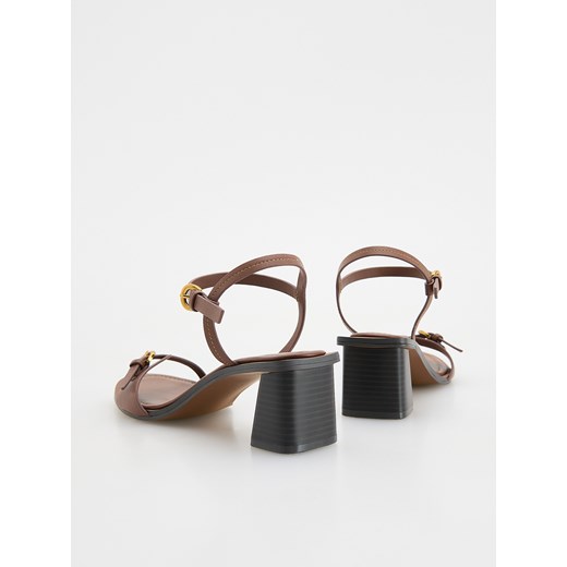 Sandały damskie Reserved na obcasie skórzane z klamrą 