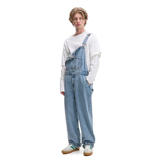 Cropp - Jeansowe ogrodniczki baggy - niebieski ze sklepu Cropp w kategorii Jeansy męskie - zdjęcie 179355008