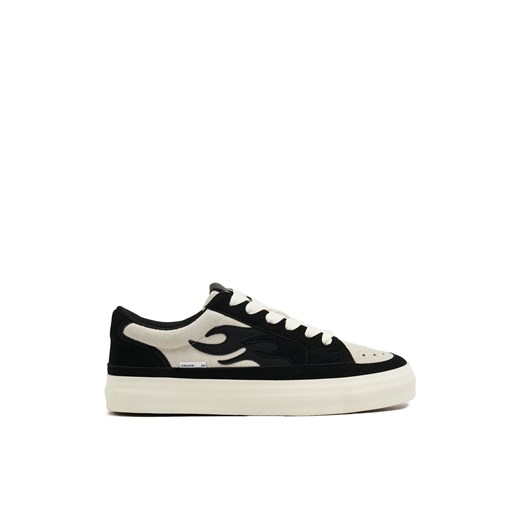 Cropp - Skórzane sneakersy z motywem płomieni - czarny ze sklepu Cropp w kategorii Buty sportowe męskie - zdjęcie 179359245