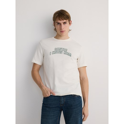 Reserved - T-shirt regular ze świątecznym napisem - złamana biel ze sklepu Reserved w kategorii T-shirty męskie - zdjęcie 179377749