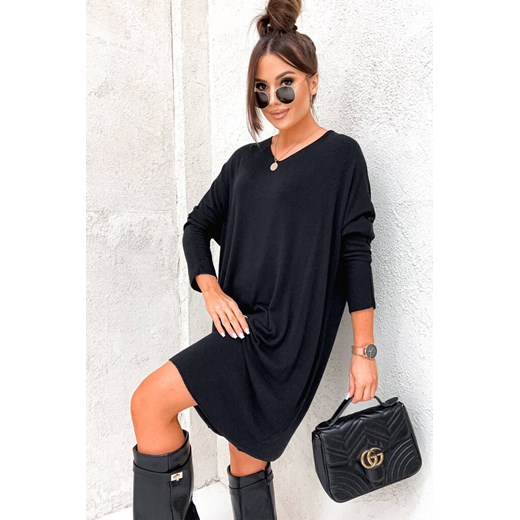 SUKIENKA MIDI OVERSIZE Z DEKOLTEM W SEREK- CZARNA ze sklepu olika.com.pl w kategorii Sukienki - zdjęcie 179385859