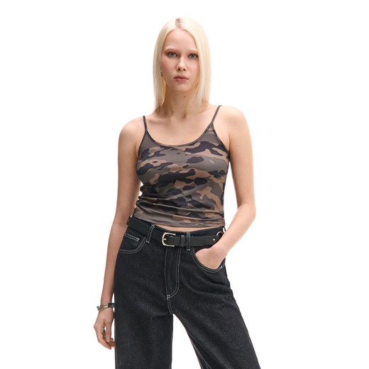Cropp - Dopasowany crop top w moro - zielony ze sklepu Cropp w kategorii Bluzki damskie - zdjęcie 179396296