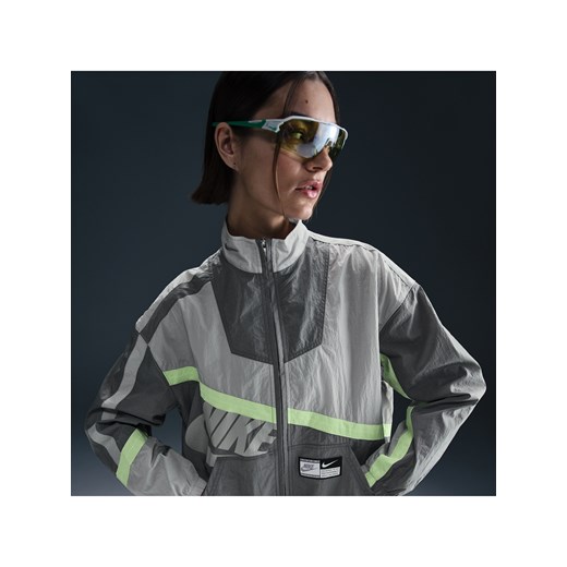 Damska kurtka z tkaniny o kroju oversize Nike - Szary ze sklepu Nike poland w kategorii Kurtki damskie - zdjęcie 179409125