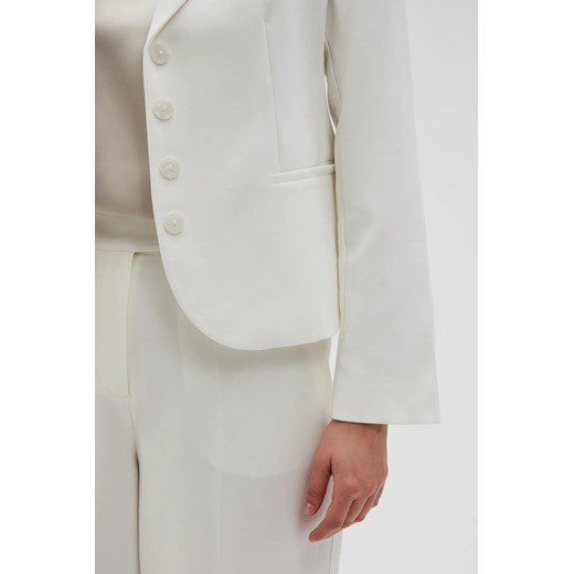 Krótka marynarka zapinana na guziki biała M Moodo.pl