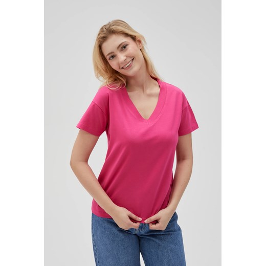 Bawełniany t-shirt z dekoltem w serek fuksjowy ze sklepu Moodo.pl w kategorii Bluzki damskie - zdjęcie 179453649