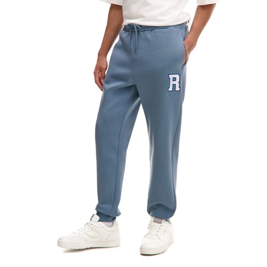 Cropp - Dresowe joggery regular z naszywką - surowy granatowy ze sklepu Cropp w kategorii Spodnie męskie - zdjęcie 179460759