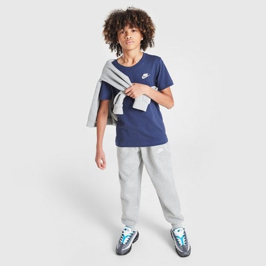NIKE T-SHIRT K NSW TEE EMB FUTURA LBR B ze sklepu JD Sports  w kategorii T-shirty chłopięce - zdjęcie 179464746