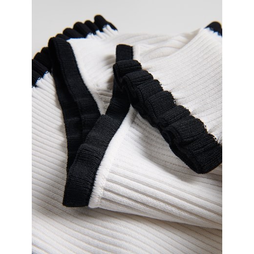 Bluzka damska biała Reserved z krótkimi rękawami z okrągłym dekoltem 