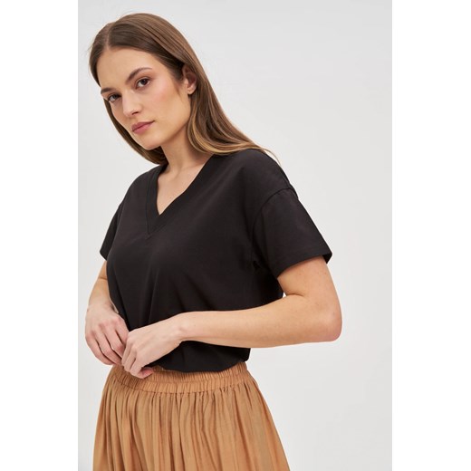 Bawełniany t-shirt z dekoltem w serek czarny ze sklepu Moodo.pl w kategorii Bluzki damskie - zdjęcie 179468378