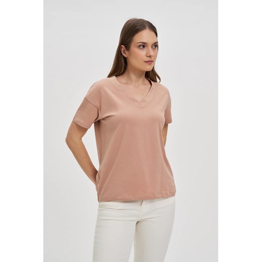 Bawełniany t-shirt z dekoltem w serek beżowy ze sklepu Moodo.pl w kategorii Bluzki damskie - zdjęcie 179468397