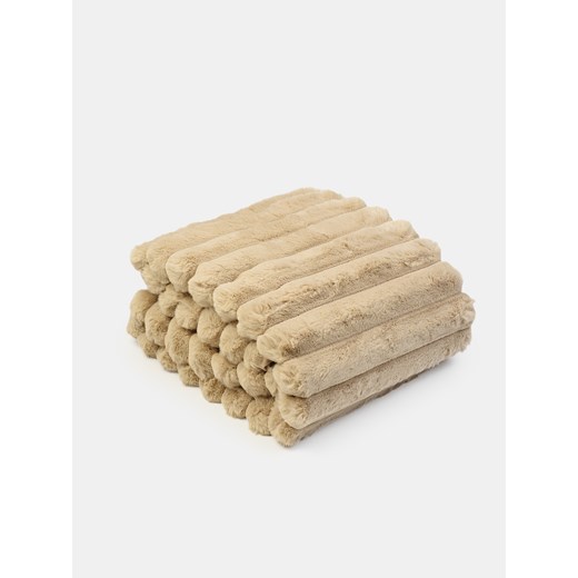 Sinsay - Pikowana narzuta na łóżko z imitacji futra - beżowy Sinsay One Size Sinsay