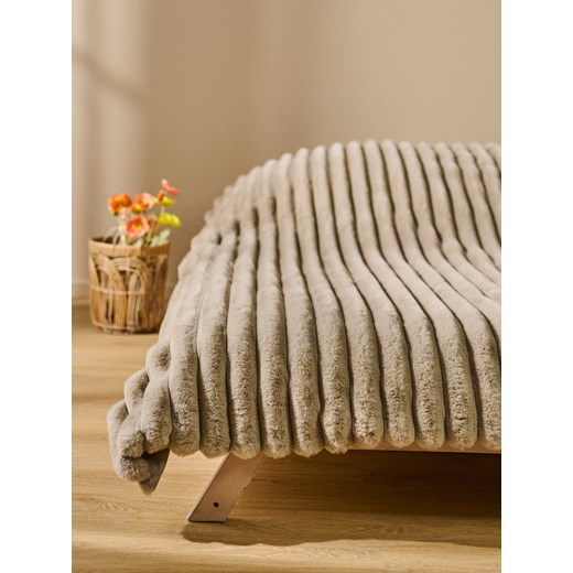 Sinsay - Pikowana narzuta na łóżko z imitacji futra - beżowy Sinsay One Size Sinsay