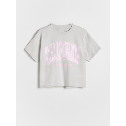 Reserved - Krótki t-shirt z nadrukiem - jasnoszary ze sklepu Reserved w kategorii Bluzki dziewczęce - zdjęcie 179470638