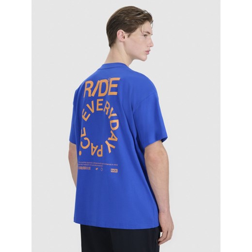 Męski t-shirt oversize z nadrukiem 4F 4FWSS25TTSHM1979 - niebieski ze sklepu Sportstylestory.com w kategorii T-shirty męskie - zdjęcie 179485369