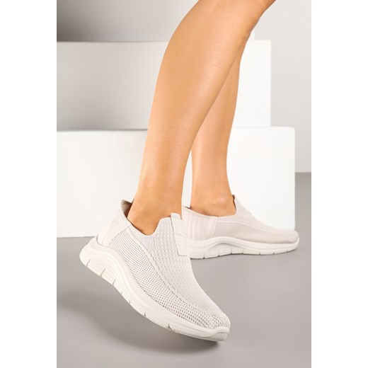 Jasnobeżowe Wsuwane Buty Sportowe Sneakersy na Tłoczonej Podeszwie Fadema ze sklepu born2be.pl w kategorii Buty sportowe damskie - zdjęcie 179497638