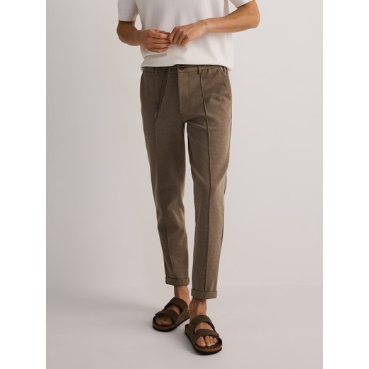 Reserved - Spodnie chino slim - beżowy ze sklepu Reserved w kategorii Spodnie męskie - zdjęcie 179499026