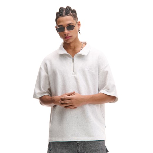 Cropp - Jasnoszara koszulka polo z zapięciem - jasny szary ze sklepu Cropp w kategorii T-shirty męskie - zdjęcie 179505125