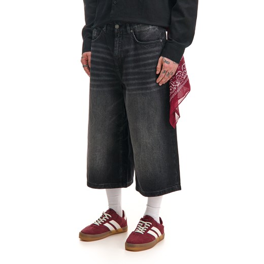 Cropp - Dłuższe jeansowe szorty skater - czarny ze sklepu Cropp w kategorii Spodenki męskie - zdjęcie 179505276
