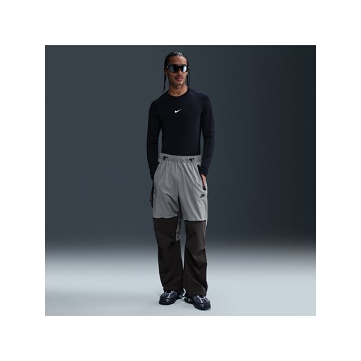 Męskie spodnie oversize z tkaniny Nike Tech - Szary ze sklepu Nike poland w kategorii Spodnie męskie - zdjęcie 179506779