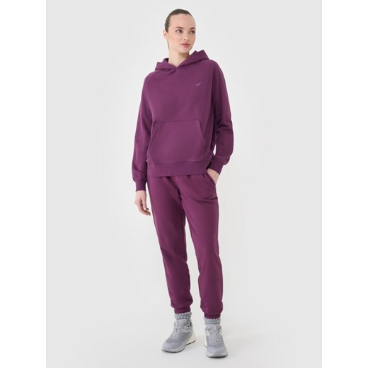 Damskie spodnie dresowe joggery 4F 4FWSS25TTROF0993 - fioletowe ze sklepu Sportstylestory.com w kategorii Spodnie damskie - zdjęcie 179506977