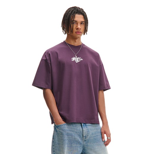 Cropp - Fioletowa koszulka z aplikacją - brązowy ze sklepu Cropp w kategorii T-shirty męskie - zdjęcie 179515499