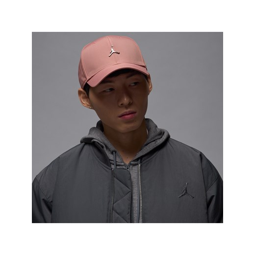Czapka o wzmocnionej konstrukcji z metalowym logo Jumpman Jordan Rise - Różowy ze sklepu Nike poland w kategorii Czapki z daszkiem męskie - zdjęcie 179536515