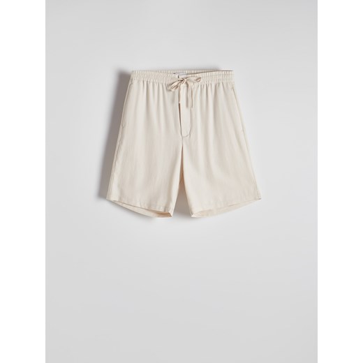 Reserved - Szorty regular z lyocellu - złamana biel ze sklepu Reserved w kategorii Spodenki męskie - zdjęcie 179599918