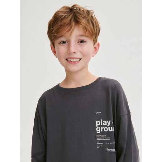 Reserved - Longsleeve oversize z nadrukiem - ciemnoszary ze sklepu Reserved w kategorii T-shirty chłopięce - zdjęcie 179635866