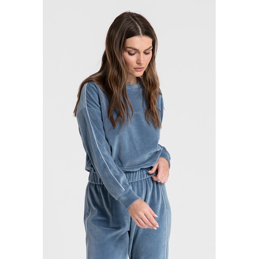 Welurowa bluza z wypustką - niebieska ze sklepu Cudmoda w kategorii Bluzy damskie - zdjęcie 179651465