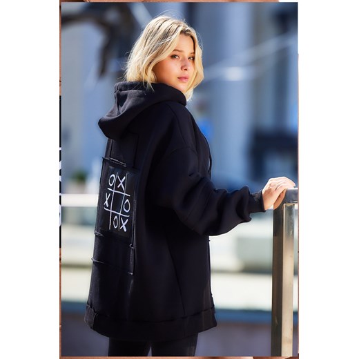 Bluza damska z ozdobnymi naszywkami - czarna ze sklepu Cudmoda w kategorii Bluzy damskie - zdjęcie 179651617