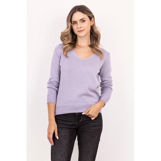 Dzianinowy sweter z dekoltem w serek – liliowy ze sklepu Cudmoda w kategorii Swetry damskie - zdjęcie 179654018