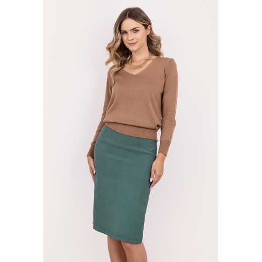 Dzianinowy sweter z dekoltem w serek – mocca ze sklepu Cudmoda w kategorii Swetry damskie - zdjęcie 179654019