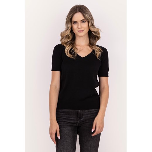 Dzianinowy t-shirt z dekoltem V - czarny ze sklepu Cudmoda w kategorii Bluzki damskie - zdjęcie 179654126