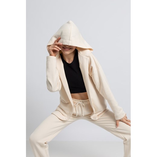 Bluza z kapturem bez zapięcia - waniliowa ze sklepu Cudmoda w kategorii Bluzy damskie - zdjęcie 179656877