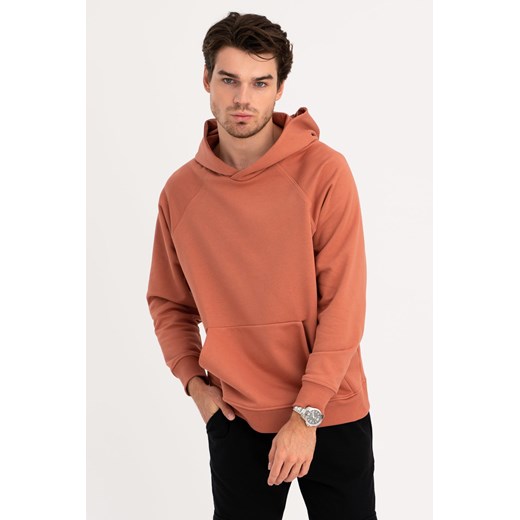 Bluza męska z kapturem i kieszenią kangurek - ceglasta ze sklepu Cudmoda w kategorii Bluzy męskie - zdjęcie 179657055