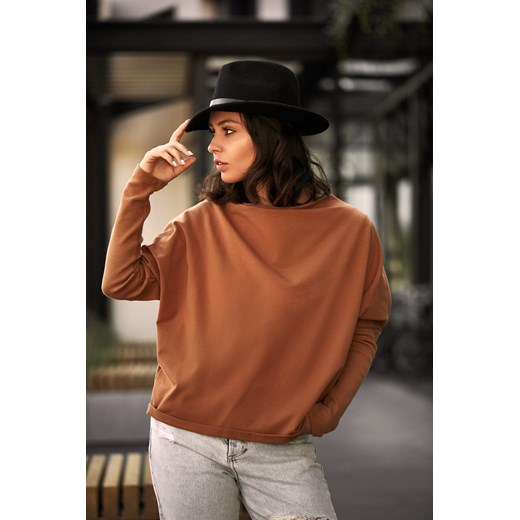Bluza z dekoltem z tyłu - kamelowa ze sklepu Cudmoda w kategorii Bluzy damskie - zdjęcie 179657078
