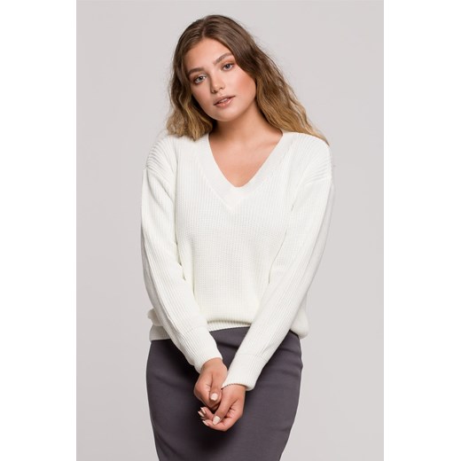 Sweter z dekoltem w serek - ecru ze sklepu Cudmoda w kategorii Swetry damskie - zdjęcie 179657165