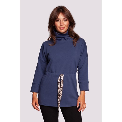 Bluza z golfem o przedłużonym kroju - niebieska ze sklepu Cudmoda w kategorii Bluzy damskie - zdjęcie 179658268