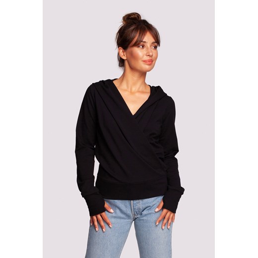 Bluza na zakładkę z kapturem - czarna ze sklepu Cudmoda w kategorii Bluzy damskie - zdjęcie 179658307