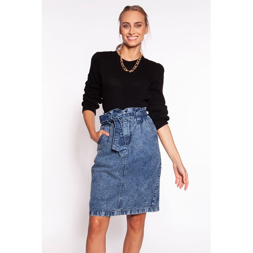 Dopasowany sweter z bufkami na ramionach - czarny ze sklepu Cudmoda w kategorii Swetry damskie - zdjęcie 179658545