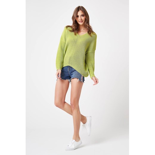 Kobiecy sweter w serek - limonkowy ze sklepu Cudmoda w kategorii Swetry damskie - zdjęcie 179659127