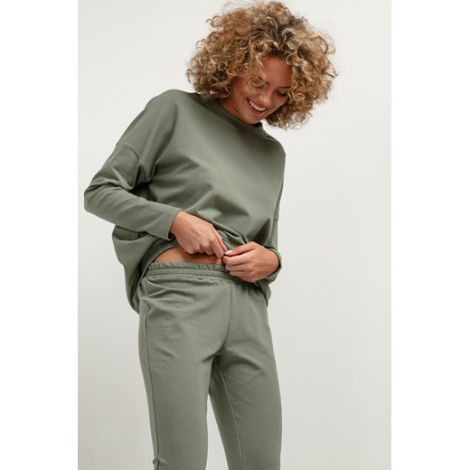 Prosta bluza damska z dzianiny - zielona ze sklepu Cudmoda w kategorii Bluzy damskie - zdjęcie 179659675