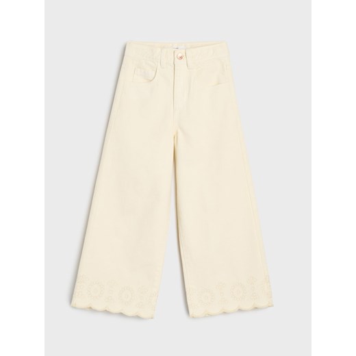 Sinsay - Jeansy z ozdobnym haftem na nogawkach - beżowy Sinsay 116 Sinsay